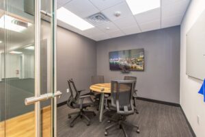 Professional Office Meeting Space Rental for Quick Discussions, Get floor pantries, a break-out zone with an executive lounge.