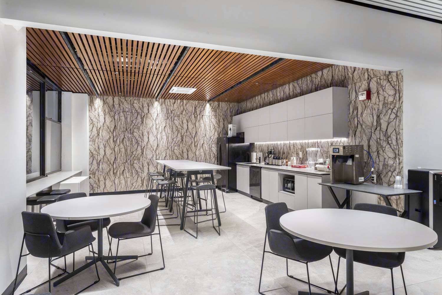 Contemporary coworking kitchen area, promoting networking and creativity.